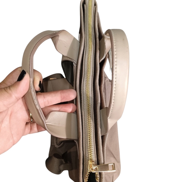 Tan Structured Tote Bag with Minimalist Design - Picture 4 of 6